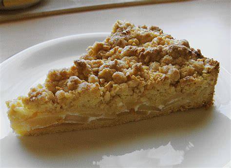 Guss mit Schmand und Eiern über dem Kuchen verteilen