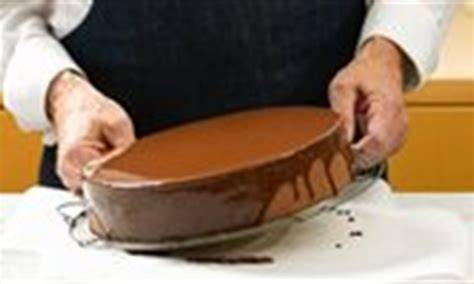 Guss mit Schoko‑Ganache überziehen