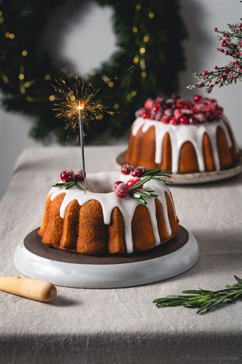 Guss und Deko: Schmandglasur, gezuckerter Rosmarin und Cranberries auf Gugelhupf