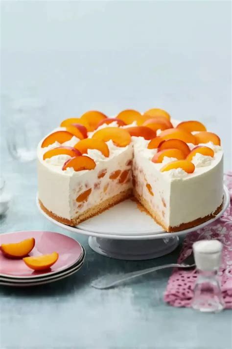 Guss und dekorierte Pfirsichtorte auf Teller
