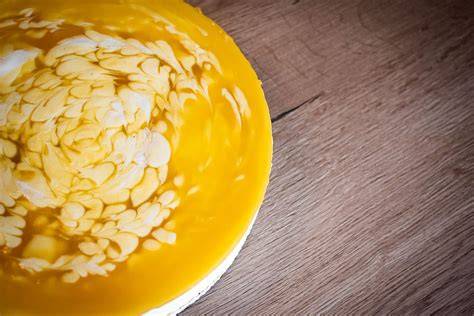 Guss wird vorsichtig auf die Torte gegossen