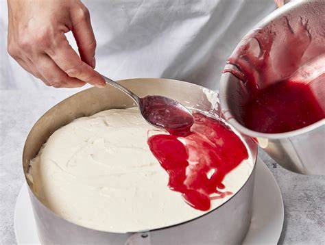 Guss zubereiten: Tortenguss mit Kirschsaft im Topf
