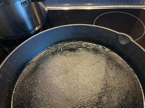 Gusseisenpfanne mit Palatschinken beim Braten