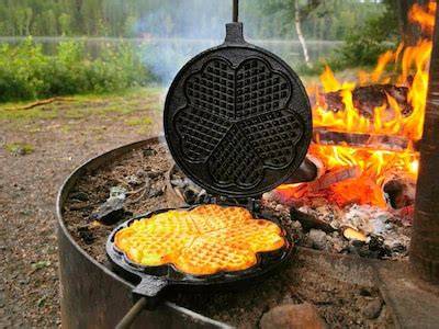 Gusseisernes Waffeleisen über dem Feuer