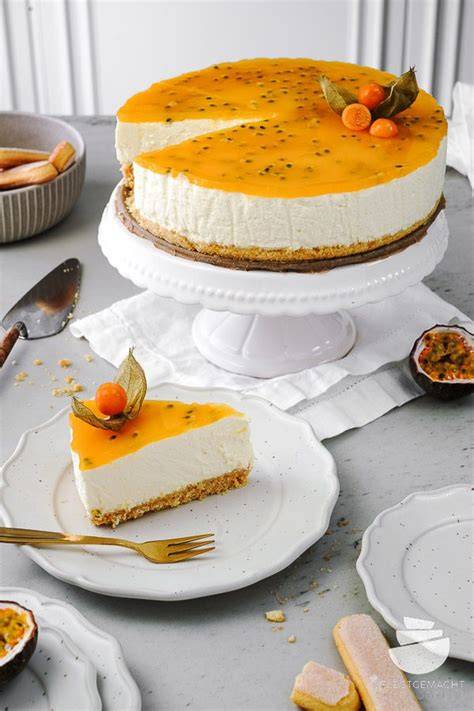 Gustav-Klimt-inspirierte Torte in Goldtönen mit Limetten-Dekor