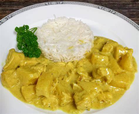 Hähnchen Curry mit Honig und fruchtiger Ananas in cremiger Sauce
