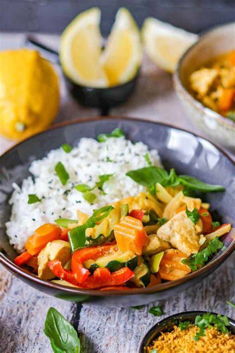 Hähnchen auf Holzspießen mit Curry-Paprika