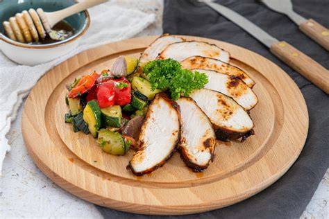 Hähnchenbrust in Honig-Senf-Marinade, serviert mit Beilagen