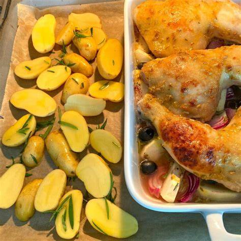 Hähnchenschenkel mit Kartoffeln und Rosmarin im Ofen