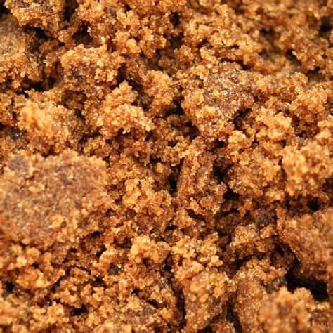 Häufchen dunkler Muscovado Zucker auf Holz