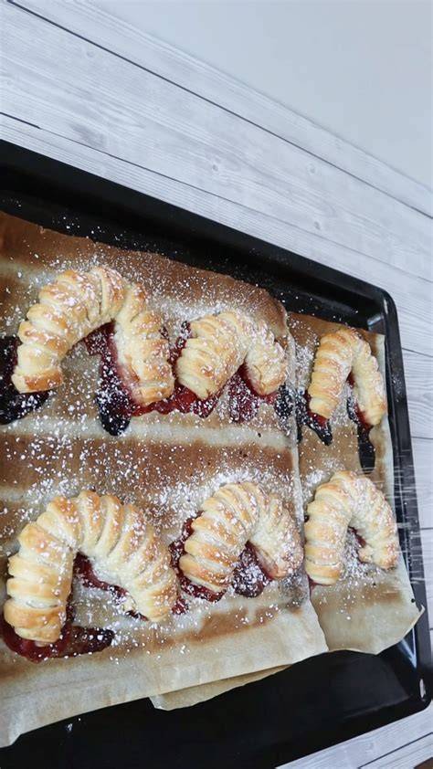 Hörnchen und Stangengebäck mit Mandelplättchen - Scheiben, Backen, Glasur