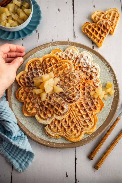 Hörnchen-Waffeleisen mit gerade gebackenen Waffeln