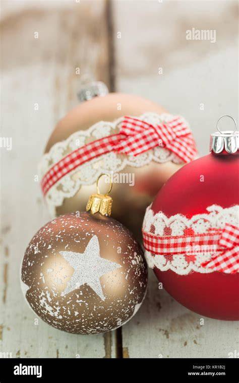 Hübsch dekorierte Desserts zur Weihnachtszeit