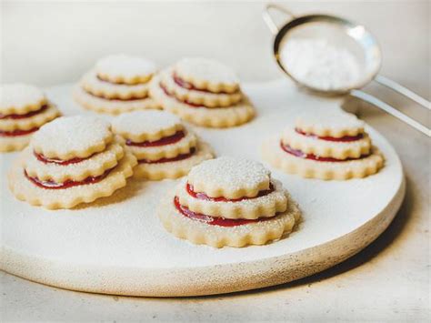 Hübsch dekorierte Terrassenplätzchen mit Marmeladefüllung und Ausstecher