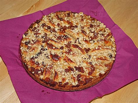 Hübsch dekorierter Apfelkuchen mit Glasur und Nüssen