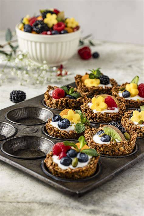 Hüttenkäse Dessert mit frischen Früchten und Granola