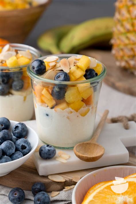 Hüttenkäse mit buntem Obstsalat im Glas