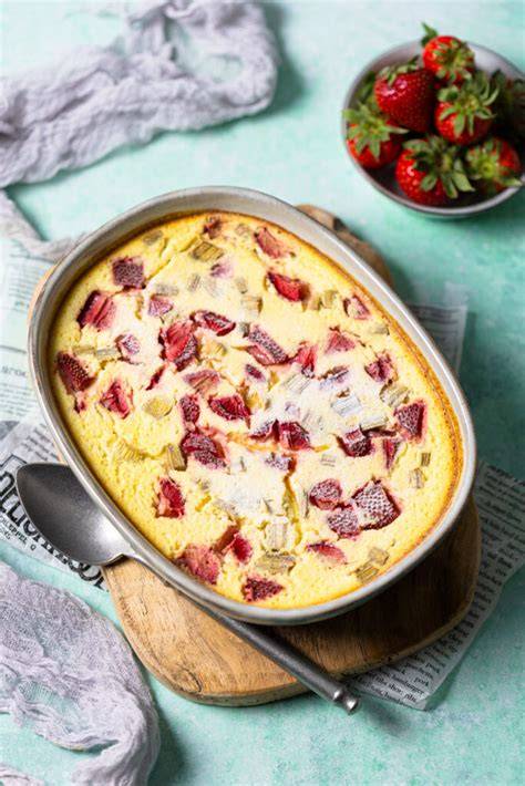 Hüttenkäse-Auflauf mit Erdbeeren und Rhabarber