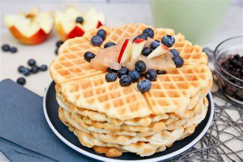 Hüttenkäsetaler mit Beeren und Apfelmus