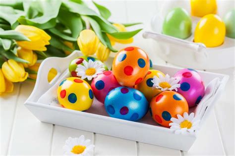 HELLO Easter-Kollektion: bunte Ostereier, Mini-Bunnies und Verpackungsdesign