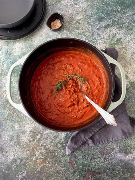 Hackfleisch in Pfanne mit Tomatensauce und Kräutern