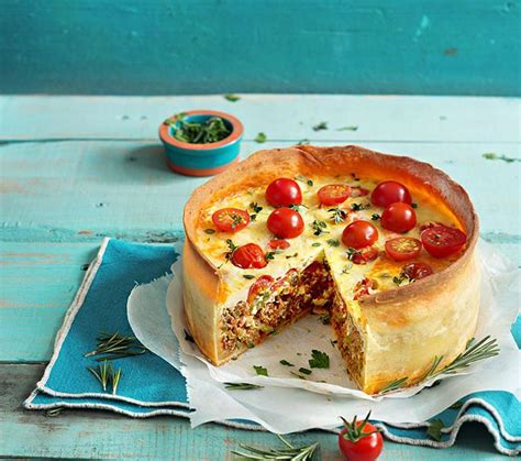 Hackfleischkuchen in Springform geschichtet