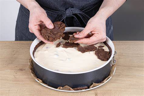 Hackfleischtorte in Springform vor dem Backen
