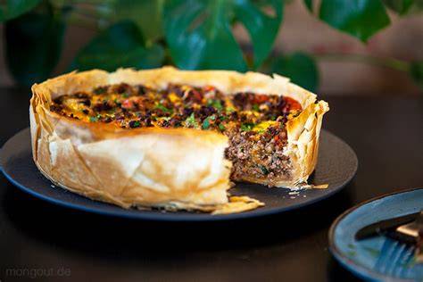 Hackfleischtorte mit Quarkcreme und Hundekeksen