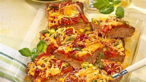 Hackpizza vom Blech mit Oliven, Tomaten und geschmolzenem Käse