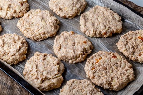 Hafer-Gewürz-Cookies auf einem Backblech