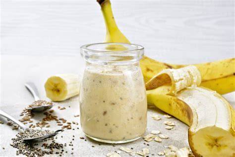Haferflocken, Banane und Hafermilch auf einem Brett