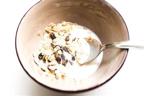 Haferflocken, Rosinen und Skyr in Schüssel
