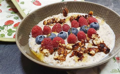 Haferflocken in einer Schüssel mit frischen Beeren und Nüssen