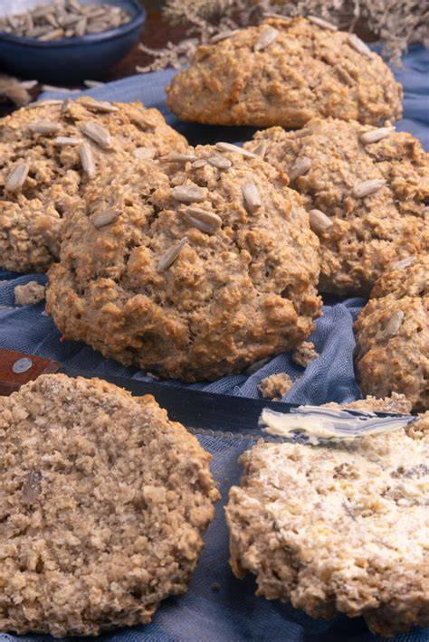 Haferflocken und Kokosraspel auf Holzbrett
