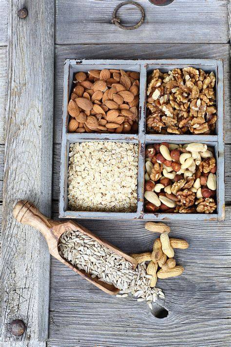 Haferflocken und Nüsse auf Holzbrett