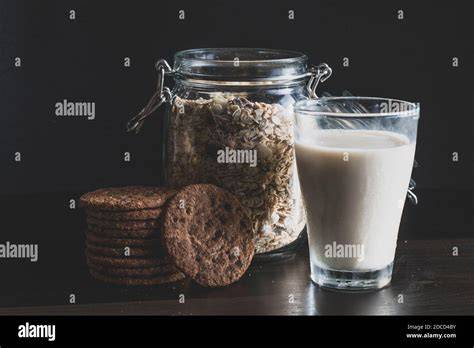 Haferflocken-Schokoladenkekse aus Eiklar mit einem Glas Milch serviert