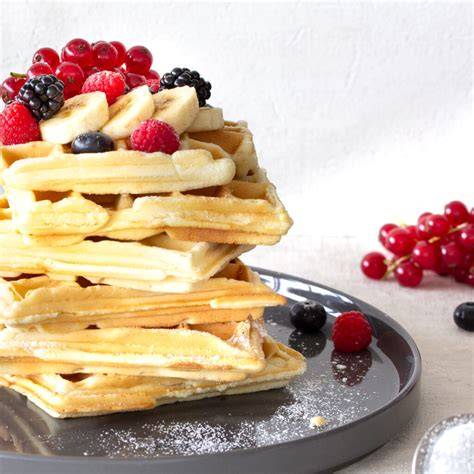 Haferflocken-Waffeln auf einem Teller mit Beeren