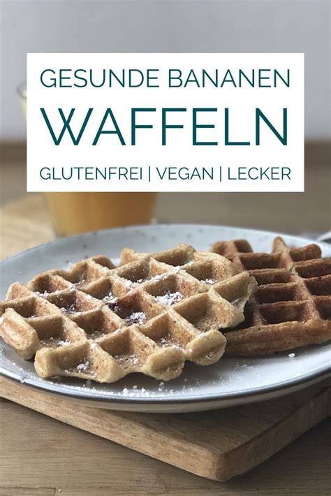 Haferflocken-Waffeln mit Banane, Beeren und Protein-Topping