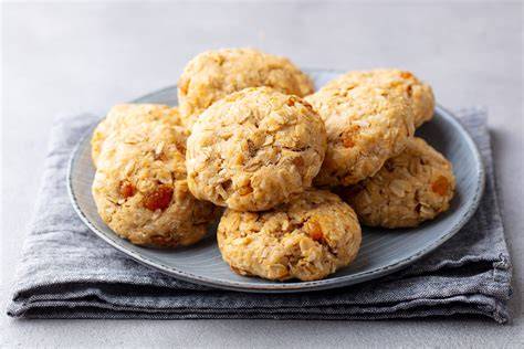 Haferflockenkekse mit Trockenfrüchten und Nussmus auf einem Backblech