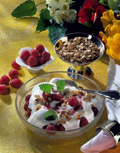 Haferjoghurt mit gerösteten Haferflocken und Himbeeren