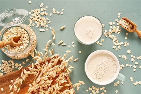 Hafermilch und Honig - gesunde Kombination auf Holzbrett