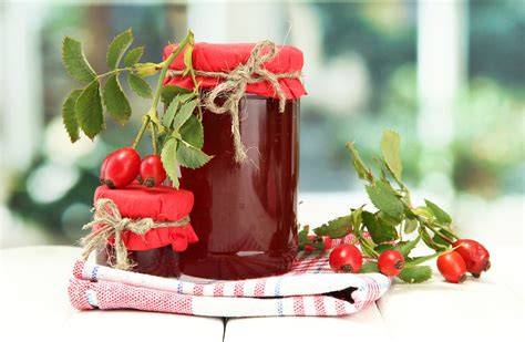 Hagebutten- und Schlehenmarmelade in Gläsern, als dekoratives Geschenk