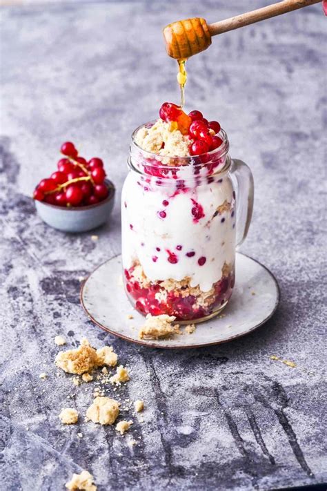 Hagebutten-Quark-Mousse mit Johannisbeeren und Streuseln