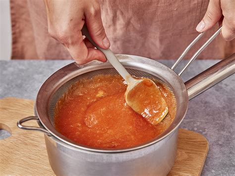 Hagebuttenmark durch ein feines Sieb streichen - zentraler Arbeitsschritt für feine Marmelade