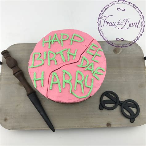 Hagrid Torte Referenzbild: pinkes Frosting mit grüner Schrift