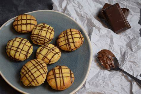 Halb getunkte Orangen-Nougat-Plätzchen mit Zesten - Nahaufnahme
