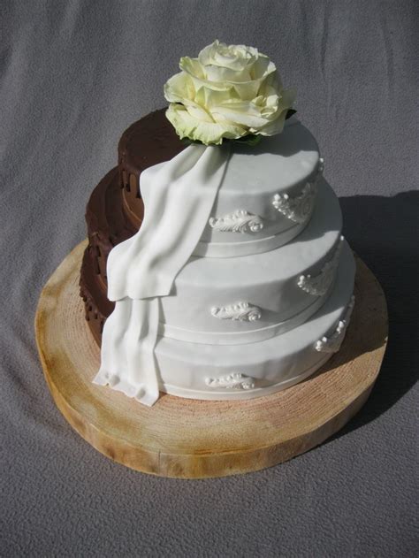 Halb-halb Torte mit Schokoladenseite und Beerenseite