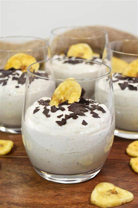 Halbierte Bananen auf Creme gesetzt