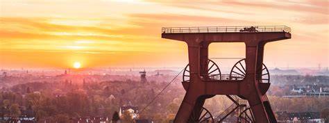 Halde im Ruhrgebiet mit Sonnenuntergang und Industriekultur