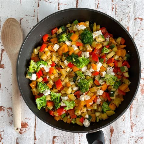 Halloumi und Gemüse in der Pfanne